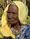 Indie: starsza kobieta z biuteri