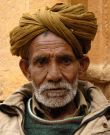 Indie: turbany nie zmieniy si od setek lat. We wspczesnoci osadza jednak portet kurtka mczyzn