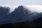 Chmury nad szczytami gr na Cap Corse