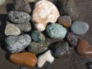 Kolorowe kamienie na brzegu