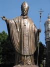 Pomnik papieża Jana Pawła II obok starej Bazyliki