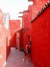 Czerwień uliczki w Santa Catalina