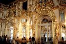 Sala Wielka pałacu w Carskim Siole. Swiatło słoneczne odbija się w licznych lustrach i złoceniach