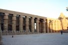 Rząd wspaniałych kolumn świątynnych w Karnaku