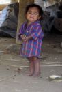 dziecko w laotaskiej wiosce