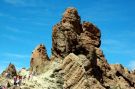 Grupy turystw zdobywajce formacje skalne w parku Teide