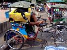 Trójkołowe rowerowe riksze nadal służą do transportu