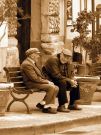 Starsi sycylijczycy oddający się typowemu zajęciu - rozważaniom egzystencjalnym