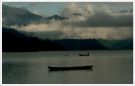 Pheva Lake, Pokhara - mając odrobinę szczęścia można zobaczyć masyw Annapurny i Machapucharre