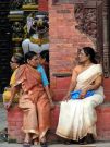 Towarzyskie spotkanie ubranych w piękne sari kobiet