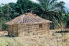 Tanzania - Budowa domu. Najpierw konstrukcja żerdzi bambusowych.