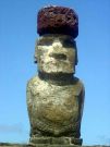 Niektóre moai noszą kapelusze, a raczej są to koczki (rodzaj uczesania)