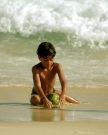 Chłopiec z kokosem